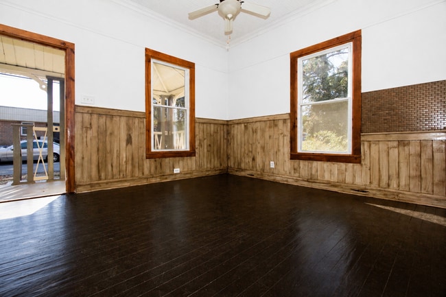 Building Photo - 546 Shull St