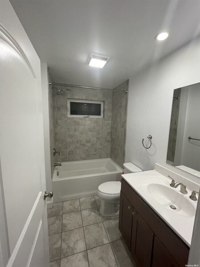 10 Pershing Pl, Island Park, NY 11558 Room for Rent in Island Park