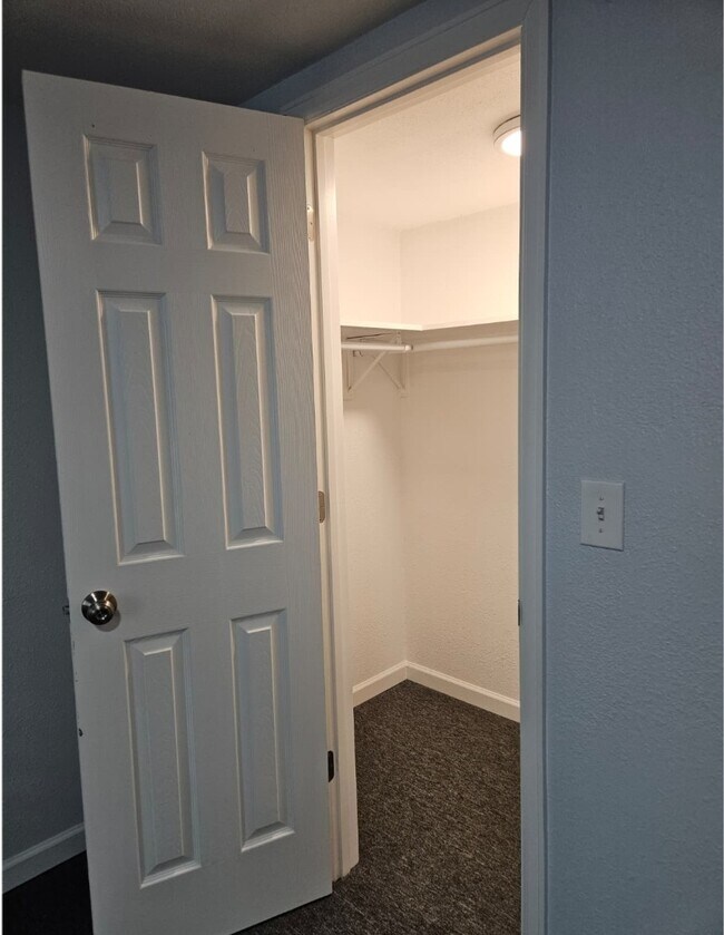 Foto del edificio - 1575 S Clermont St