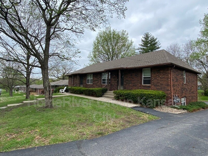 916 NE 68th St, Gladstone, MO 64118 Townhome Rentals in Gladstone MO