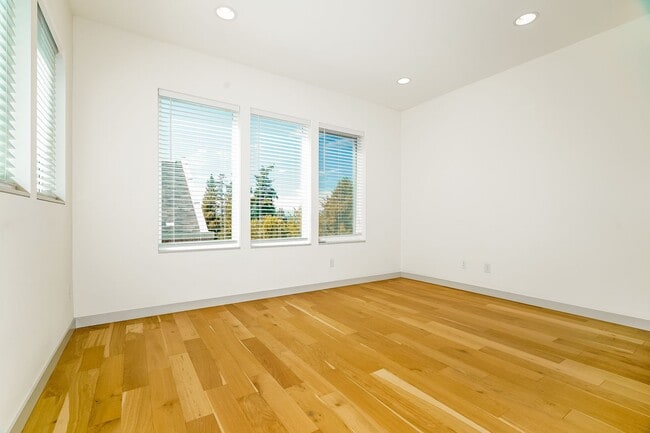 Building Photo - Luxury New Construction with Rooftop Views