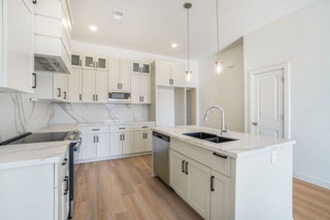 Building Photo - 3 bed 2 bath in Kansas City!