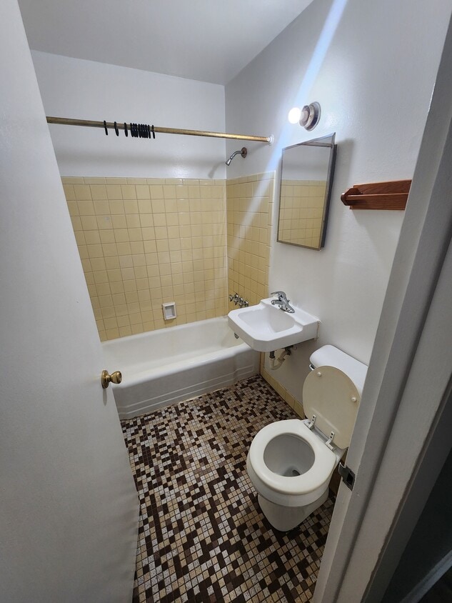 Building Photo - 6521
