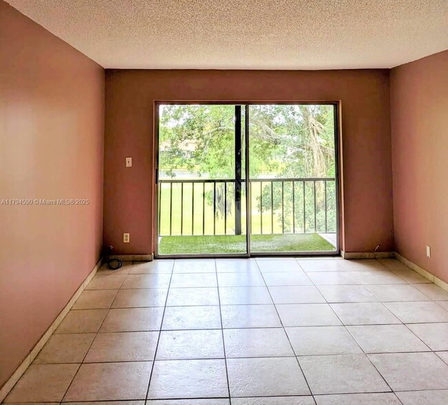 Foto del edificio - 8020 Fairview Dr