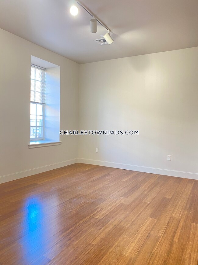 Building Photo - 33 3rd Ave