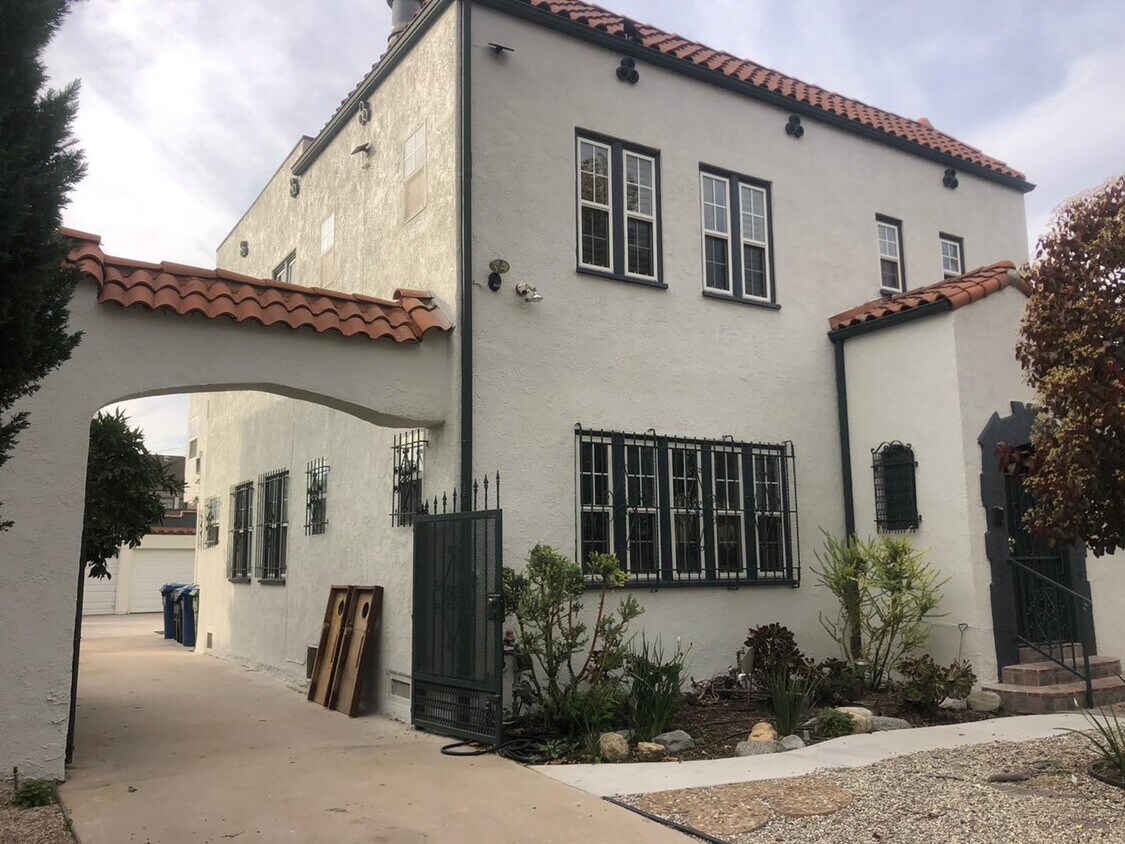 Primary Photo - 1249 S Tremaine Ave
