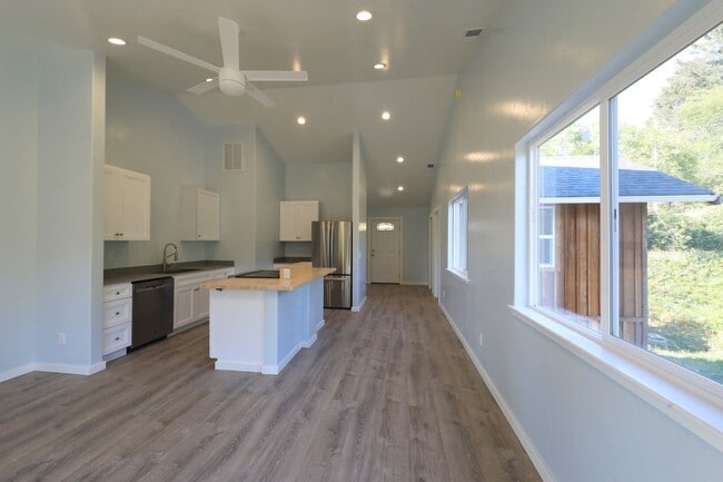 Building Photo - 287-247 S Westhaven Dr