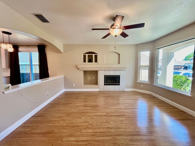 Building Photo - Great Home available immediately