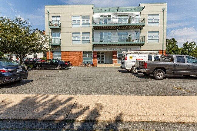 Foto del edificio - 820 E High St