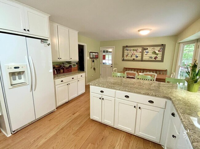 Building Photo - 3060 Brookview Dr