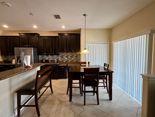 Foto del edificio - 3,261 SF Fully Furnished 5-Bed Gem | Just Bring Your Suitcase!