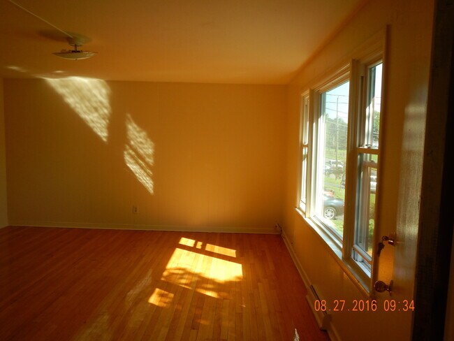 Building Photo - 3 Bed |1 Bath Beautiful Flat with Garage A...