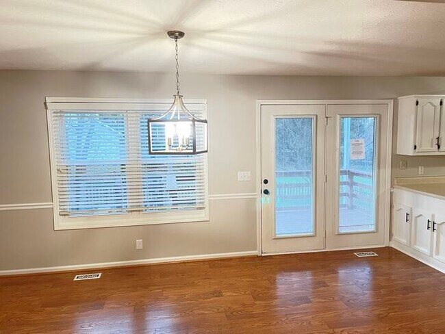 Building Photo - Northwoods home in White House with 2 car ...