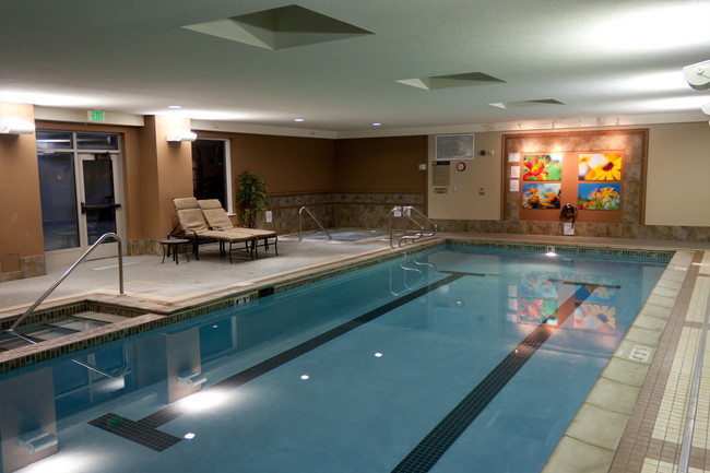 Indoor pool - 7100 Metro Blvd