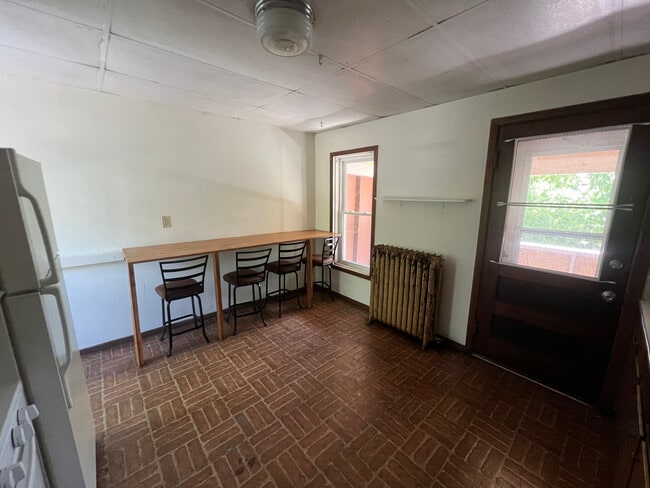 Building Photo - 724 King St