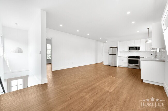 Photo du bâtiment - Spacious Executive 3-Bedroom Suite with Private Yard & Utilities Included