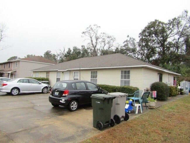 Building Photo - Cozy 1BR in Northeast Pensacola – Move-In Ready