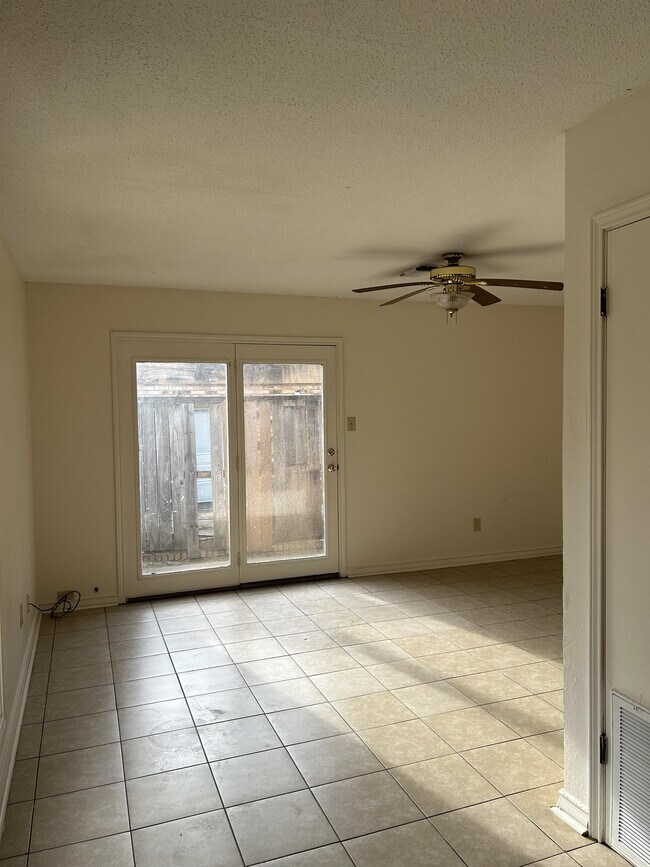 Foto del edificio - 3026 Courtney Ave