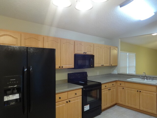 Building Photo - 2465 Saint Pauls Dr