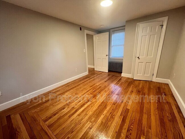 Foto del edificio - 1594 Lonsdale Ave