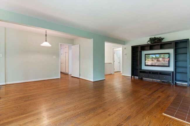 Building Photo - Spacious Mid Century Modern Arlington Home | Prime Location Near Clarendon & Metro