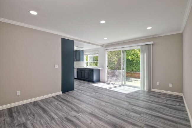 Foto del edificio - Single Story, Large Corner Lot with Pool p...