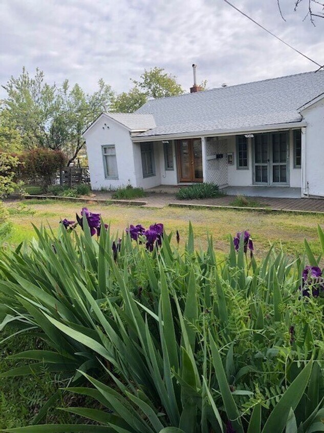Foto principal - 2043 &amp; 2045 West Street