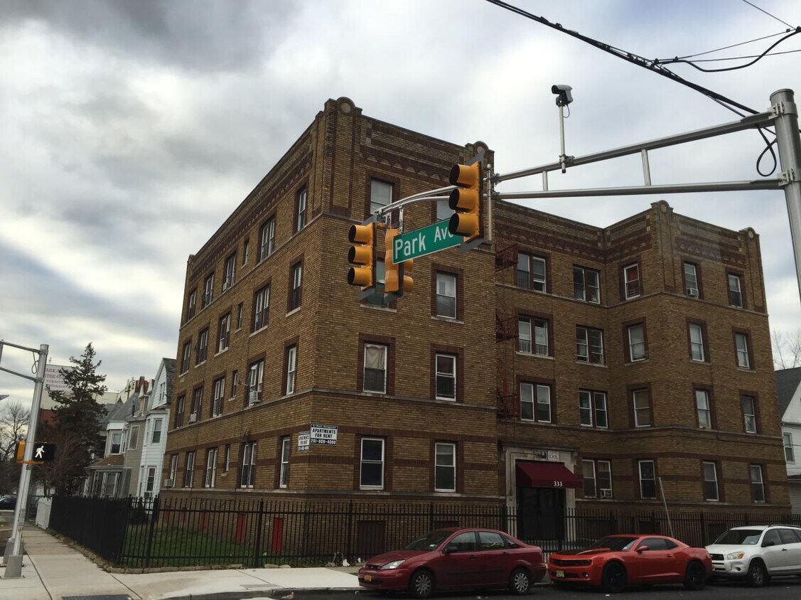 Primary Photo - 300 Park Ave