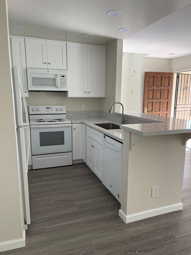 Building Photo - 3/2 Townhouse in Las Palmas UTC/La Jolla