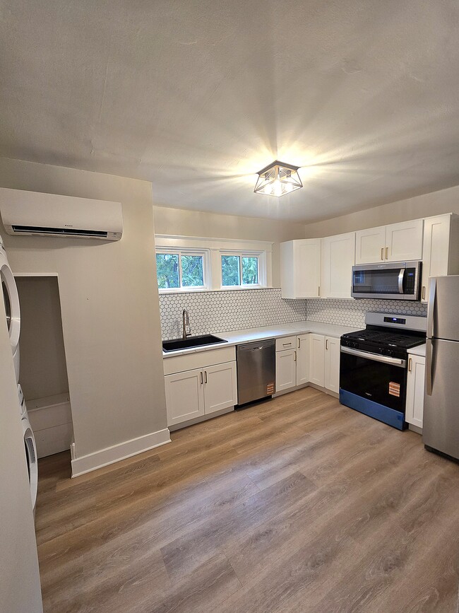 Building Photo - 2032 Elm Ave