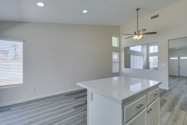 Foto del edificio - Stunning 3-Bedroom, 2-Bath Home in North L...