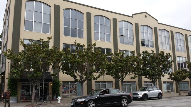 Edificio con habitación en la primera planta y entrada privada. - 701 Pennsylvania Ave