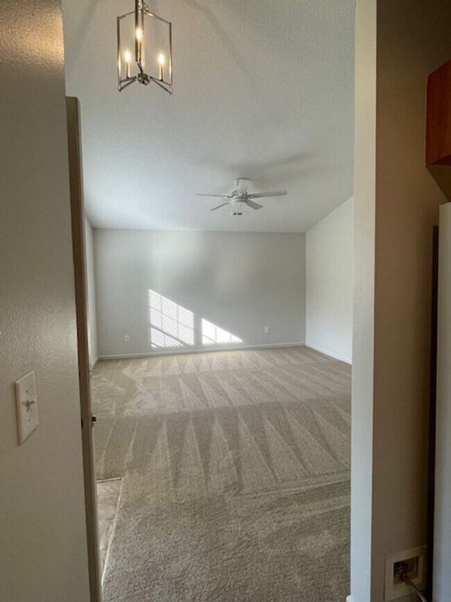 Foto del edificio - Single Story - 3 bedrooms, 2 baths, spacious living room, kitchen & a 2 car garage, located on a ...