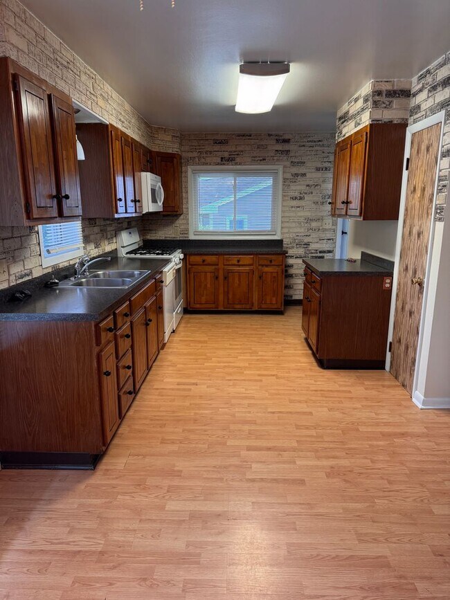 Building Photo - 3908 Staatz Dr
