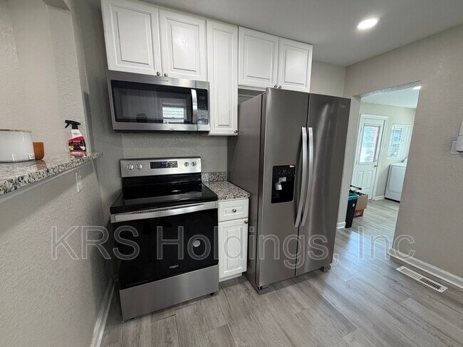 Building Photo - 1709 Freeney Ave