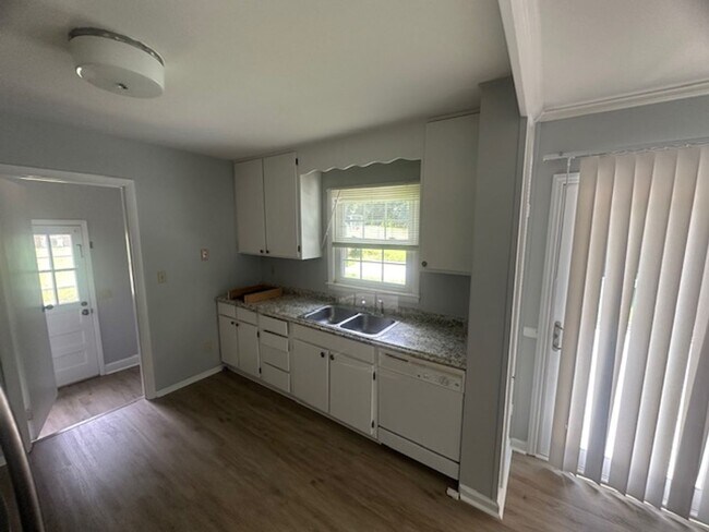Building Photo - Spacious 3-Bedroom Home with Great Outdoor...