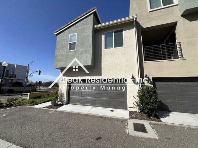 Building Photo - Wonderful 3bd/2.5ba North Natomas Townhouse