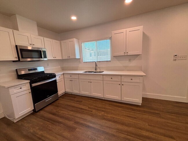 Building Photo - 1676 E La Cadena Dr