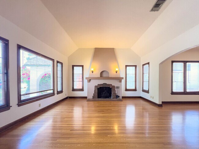 Foto del edificio - Storybook 3BR Home in Pretigious Rossmoyne...