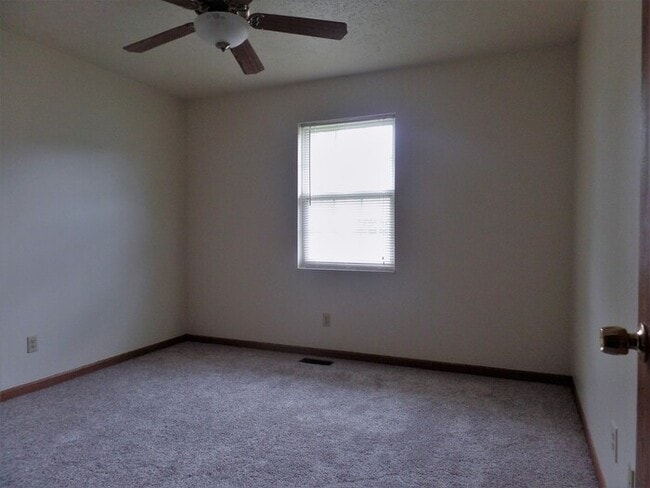 Building Photo - Pets Welcome! 2 Bedroom Brick Duplex in Ea...