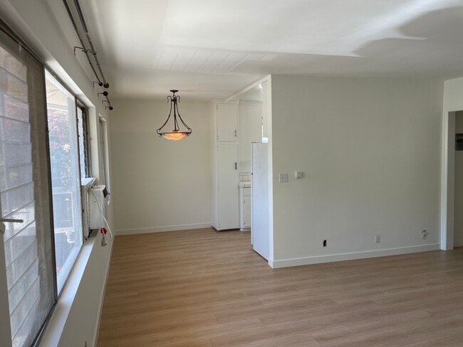 Building Photo - 907 N Gardner St