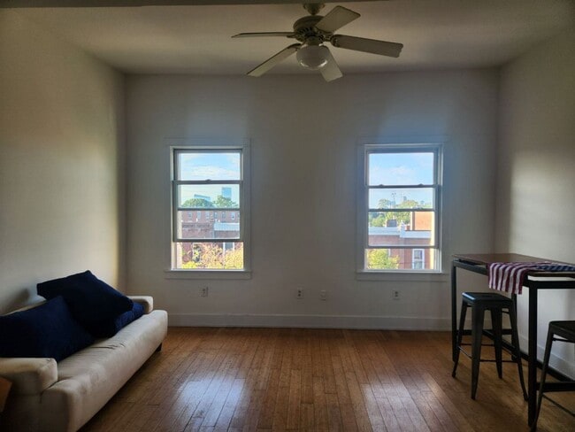 Building Photo - Bright and spacious three bedroom unit in ...