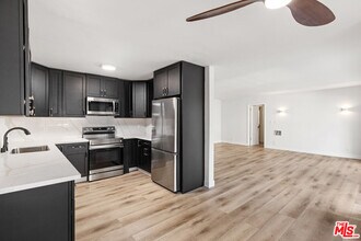 Building Photo - 621 San Vicente Blvd