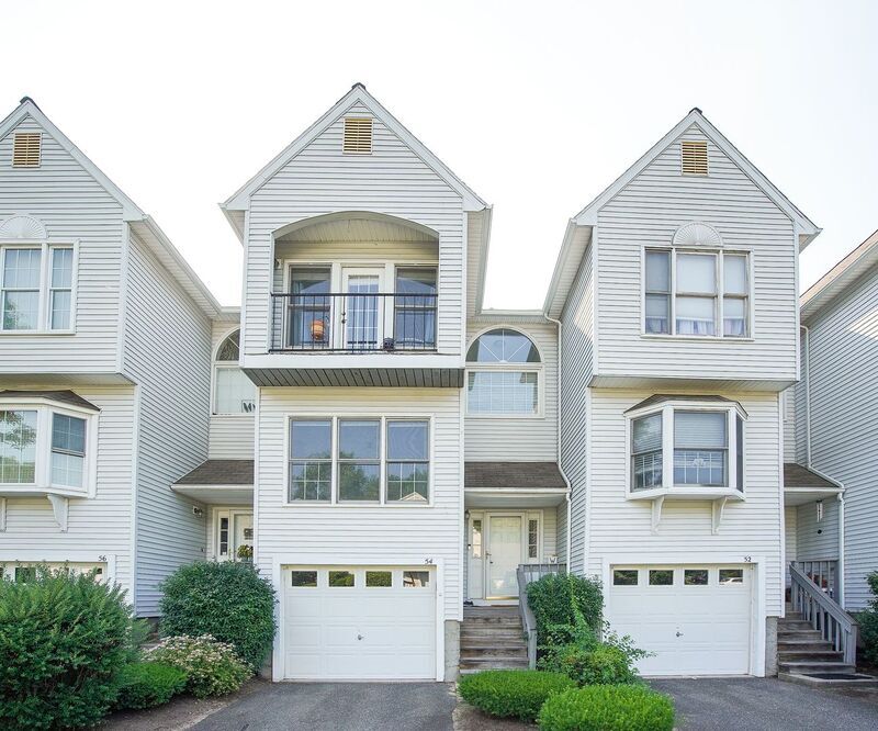 Primary Photo - 54 Castlegate Dr