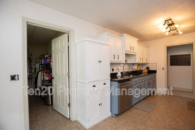 Building Photo - 10 Ihagee Creek Drive