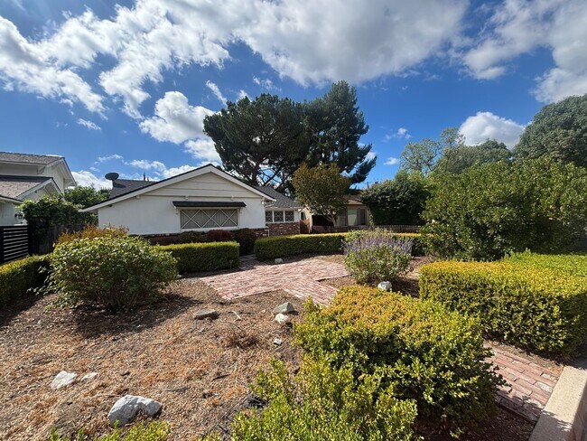 Foto del edificio - Single-Story 3-Bedroom Home with Covered P...