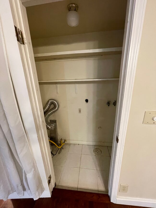 Building Photo - 2360 N Windsor Ave