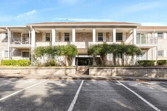 Building Photo - 115 Country Club Dr