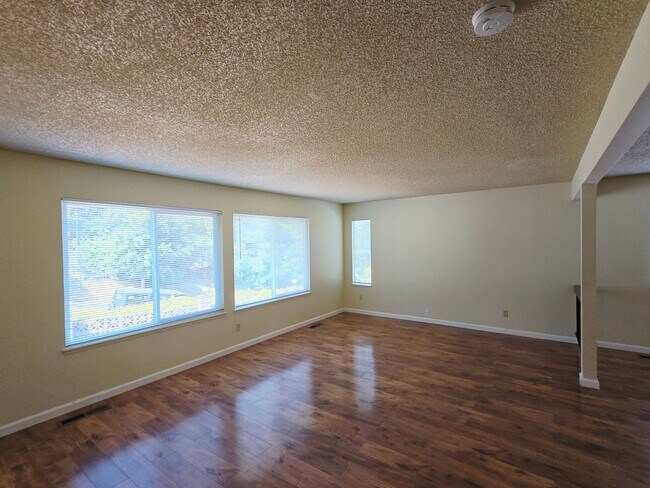 Building Photo - Tri-level Single Family Home