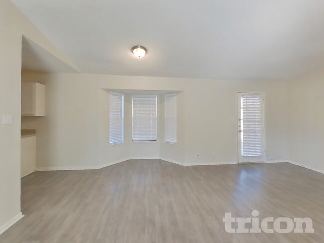 Building Photo - 820 Oak Grove Ln